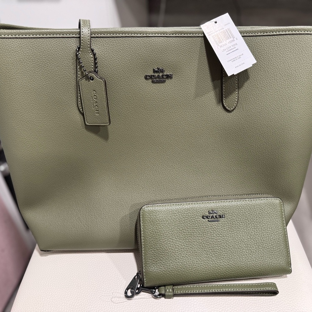 Coach City Tote/Military Green

Coach Long Zip Around Wallet/Military Green